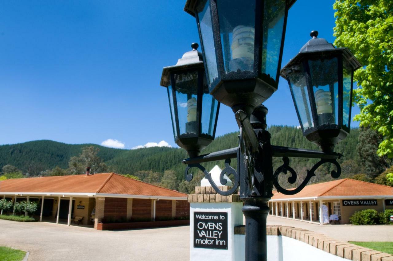 Ovens Valley Motor Inn Bright Exterior foto